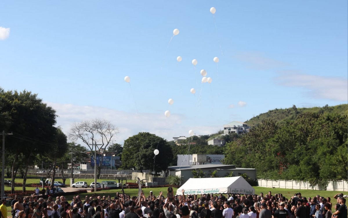 Familiares e amigos soltaram balões brancos para homenagear Arthur Moreira Gonçalves, de 13 anos, 