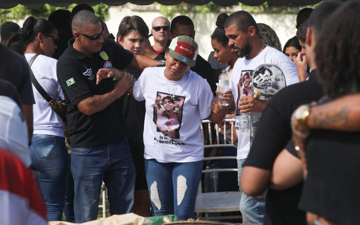 Mãe do adolescente Arthur Moreira Gonçalves, de 13 anos, esteve muito abalada durante todo o sepultamento 