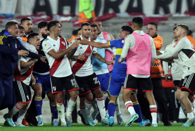 River vence Boca com gol nos acréscimos e clássico termina em confusão