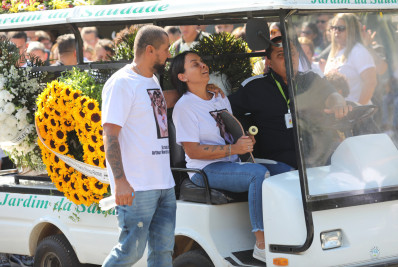 Família e amigos lamentam morte de adolescente em despedida: 'Perda irreparável'