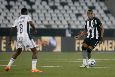 Marlon Freitas destaca consistência do Botafogo no Brasileirão: 'Sempre preparados'