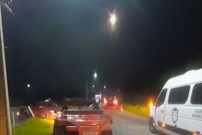 Veículos batem de frente e um deles capota, em Arraial do Cabo