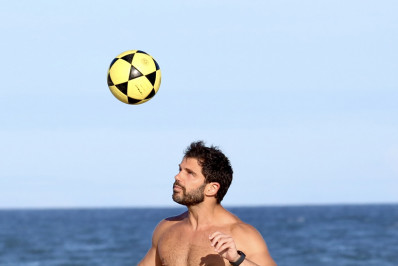 Duda Nagle joga futevôlei na praia da Barra da Tijuca
