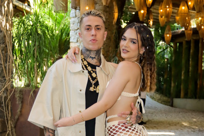 Mel Maia celebra 19 anos em festa com o namorado no Rio