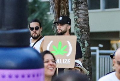 Após separação de Preta Gil, Rodrigo Godoy vai a manifestação no Rio