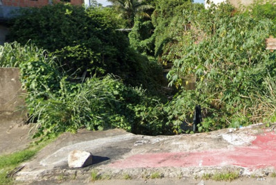 Nilópolis: Moradores de Nova Cidade cobram da Prefeitura obras em calçada tombada em cima de rio