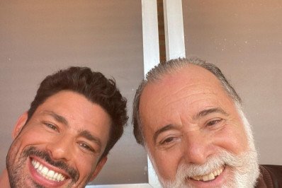 Cauã Reymond e Tony Ramos posam juntos às vésperas da estreia de 'Terra e Paixão'