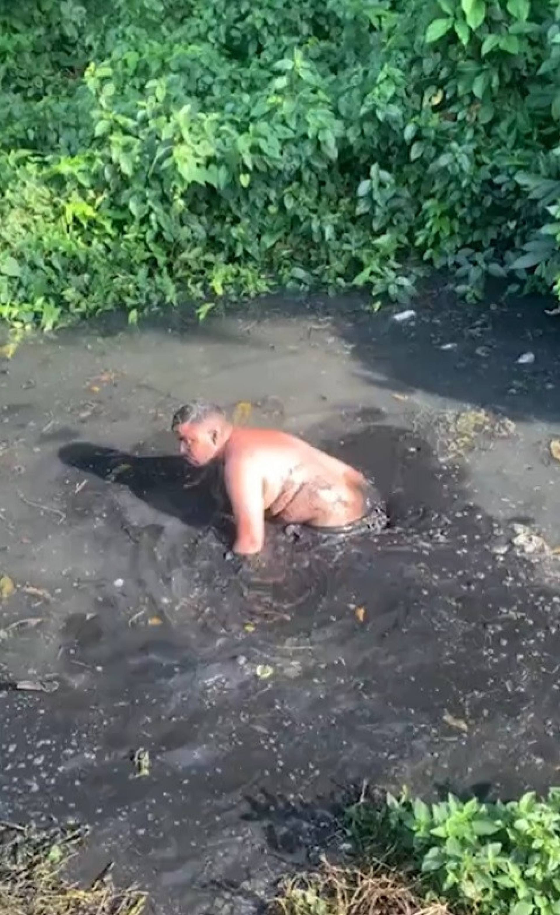 Turista disse que celular caiu enquanto ele fazia xixi ao lado de táxi que o levaria para casa