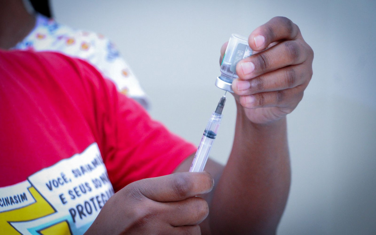 O Dia d de Vacina&ccedil;&atilde;o em Belford Roxo contou com 50 mil doses de imunizantes e 160 profissionais de sa&uacute;de