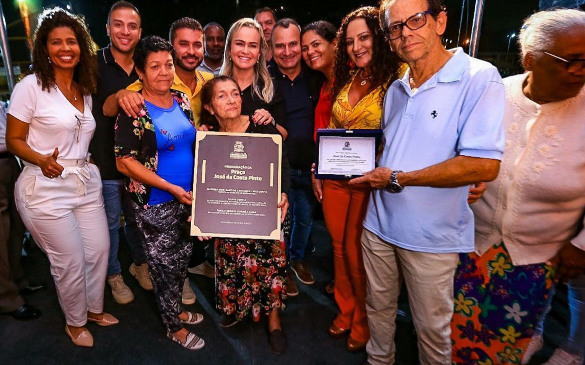 Prefeito Waguinho e primeira-dama Daniela Carneiro entregaram a placa de inaugura&ccedil;&atilde;o &agrave; vi&uacute;va do homenageado