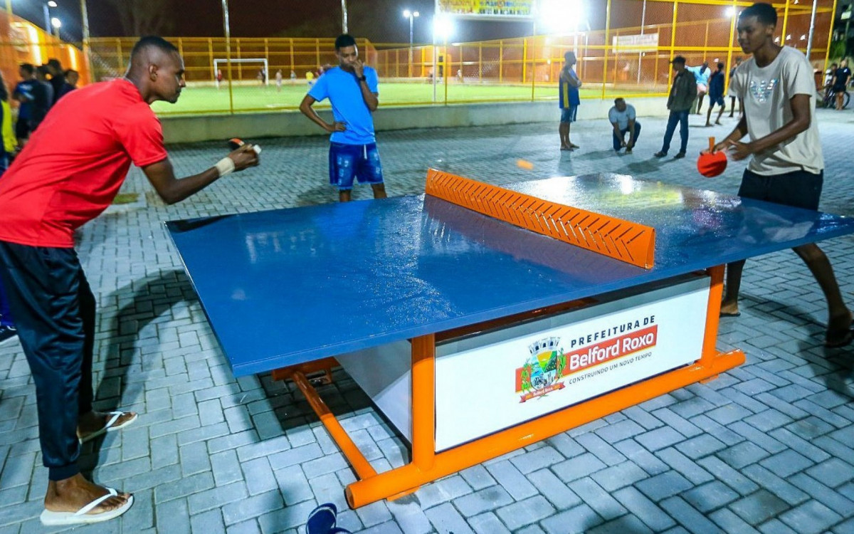Moradores aproveitaram a inaugura&ccedil;&atilde;o da pra&ccedil;a e se divertiram na mesa de pingue-pongue