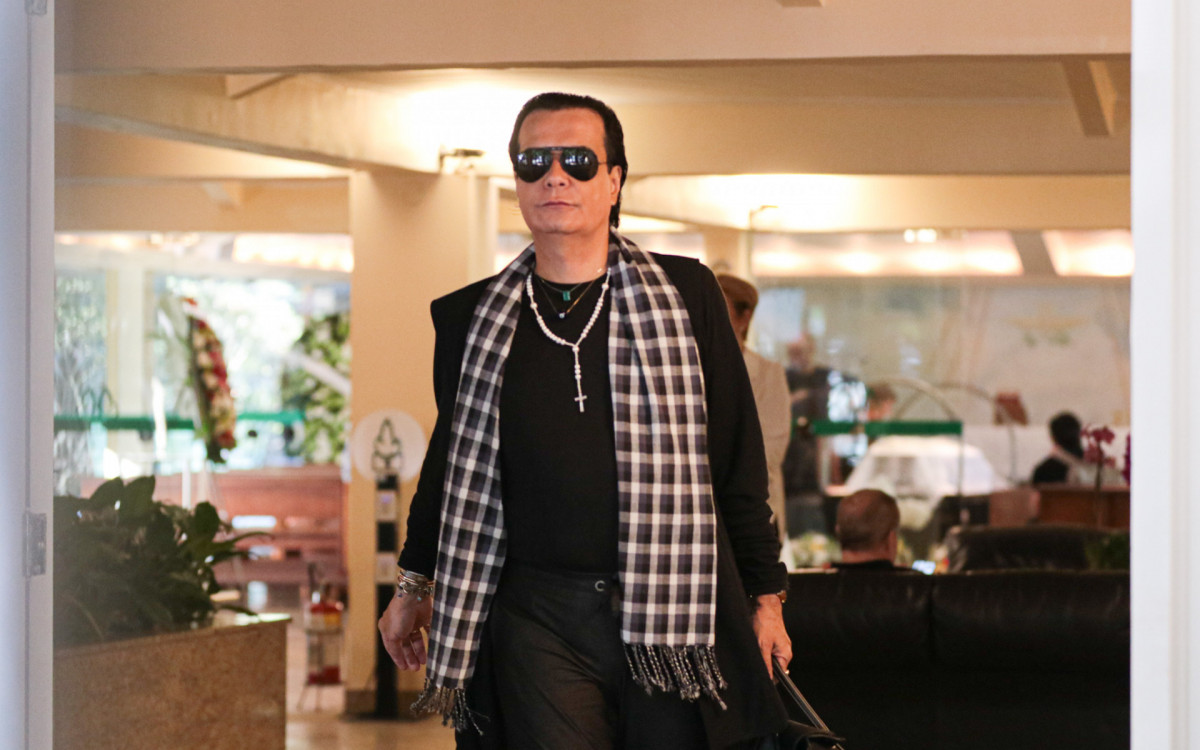 Amigo próximo de Palmirinha, o consultor de etiqueta Fabio Arruda esteve no local para se despedir - Van Campos / Ag. News