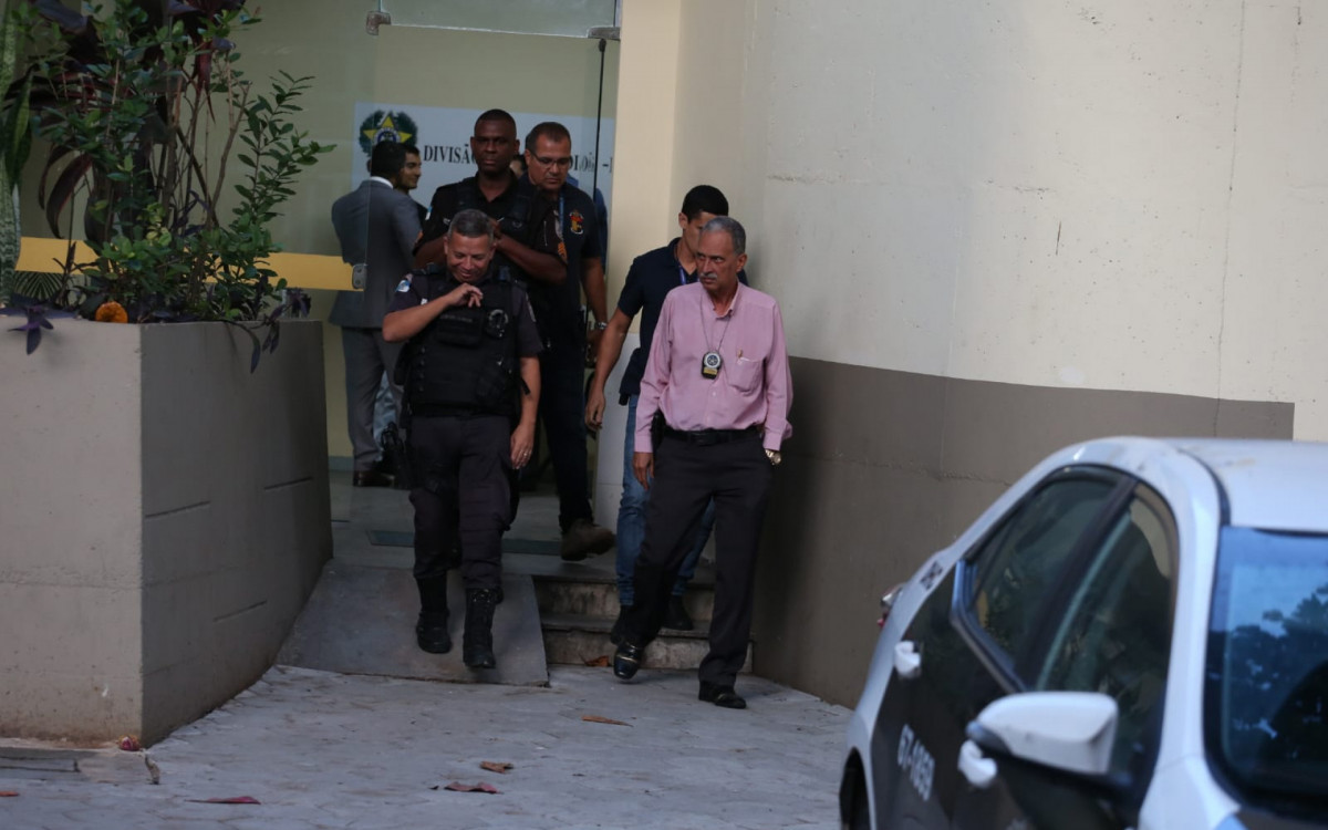 A Corregedoria da PM e policiais militares deixando a DHC após o cabo Luiz Felipe Perozini prestar depoimento sobre a morte da mulher Dayana Brasil Tenório - Cleber Mendes/Agência O DIA
