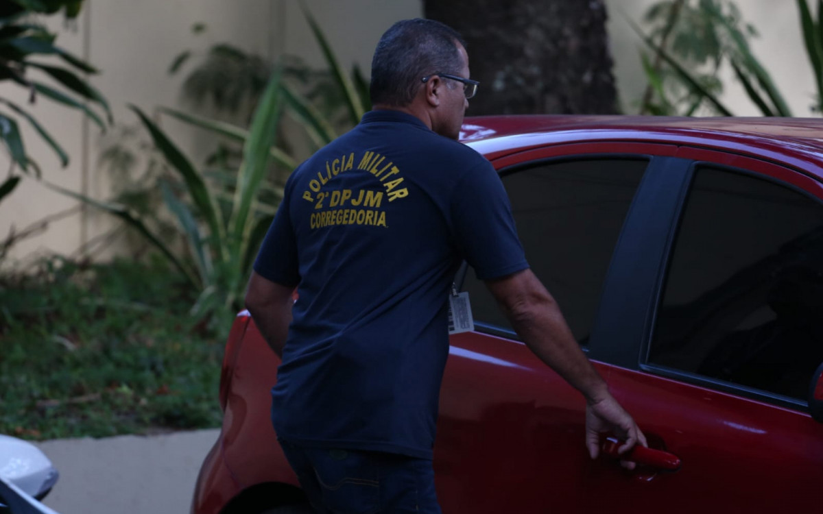 A Corregedoria da PM e policiais militares deixando a DHC após o cabo Luiz Felipe Perozini prestar depoimento sobre a morte da mulher Dayana Brasil Tenório - Cleber Mendes/Agência O DIA