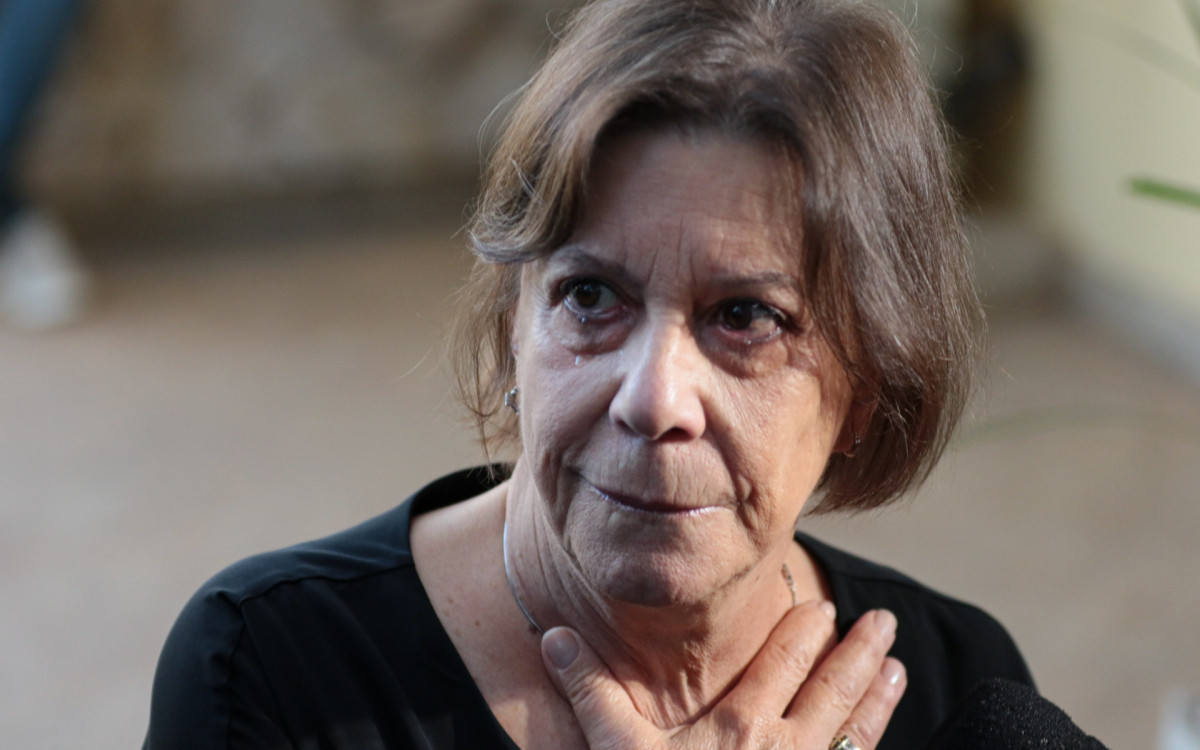 Sandra Bucci, filha de Palmirinha, não segurou as lágrimas ao conversar com a imprensa no velório da cozinheira - Van Campos / Ag. News