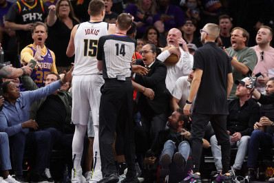 NBA multa pivô por empurrar dono de franquia rival em jogo dos playoffs