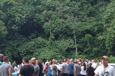 Ambientalistas promovem abraço ao Parnaso em protesto contra projeto de concessão à iniciativa privada