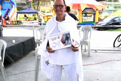 Babalaô Helcio Cordeiro, da Nação Bantu no Zejo, é homenageado em Magé