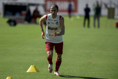Filipe Luís provoca Gerson em treino do Flamengo: 'Que nem o Vasco'