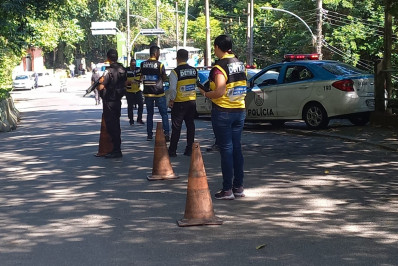 Detro-RJ apreende e multa sete veículos que faziam transporte irregular para o Corcovado
