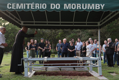 Corpo de Palmirinha Onofre é enterrado em São Paulo