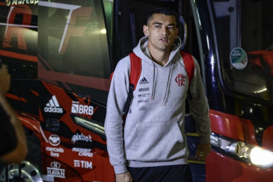 Exames de Santos não detectam fratura; volante do Flamengo tem lesão muscular na perna direita