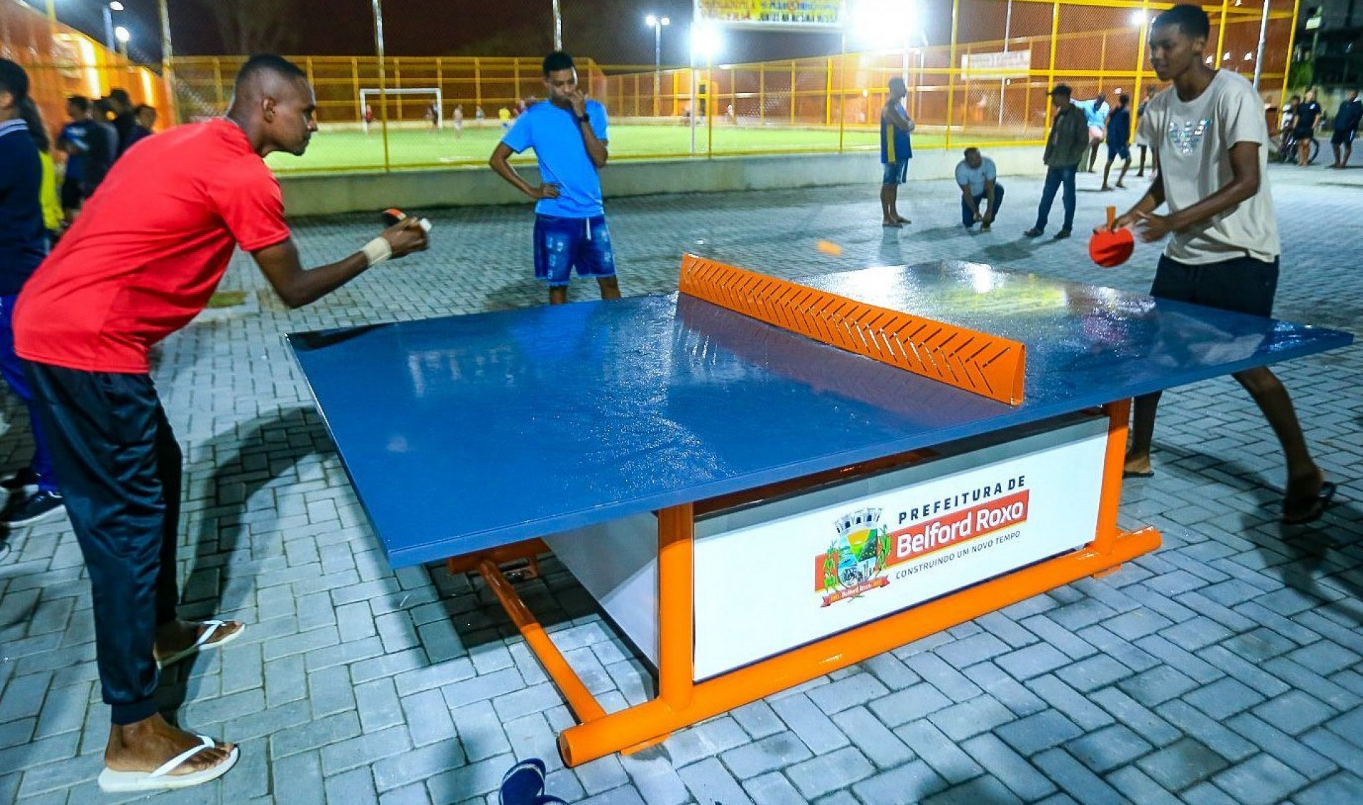 Moradores aproveitaram a inaugura&ccedil;&atilde;o da pra&ccedil;a e se divertiram na mesa de pingue-pongue - Rafael Barreto / PMBR