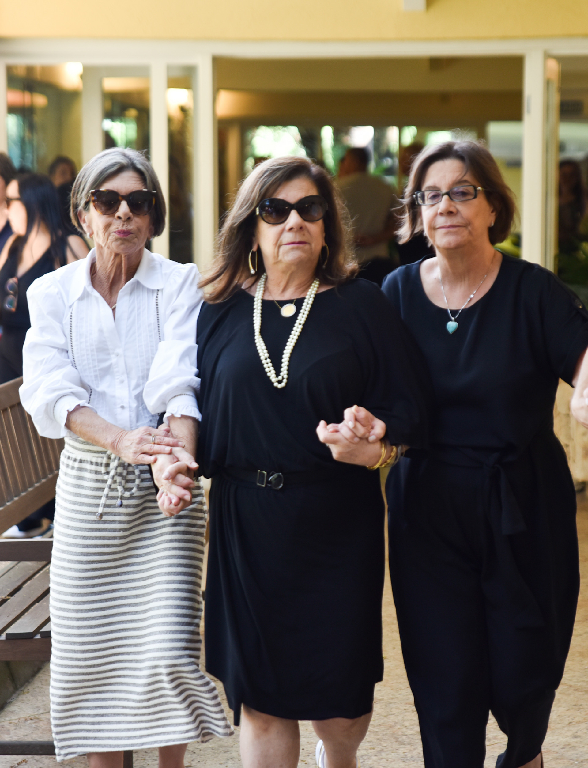 As filhas de Palmirinha, Nancy, Tânia e Sandra, estiveram no velório da apresentadora, nesta segunda-feira - Van Campos / Ag. News