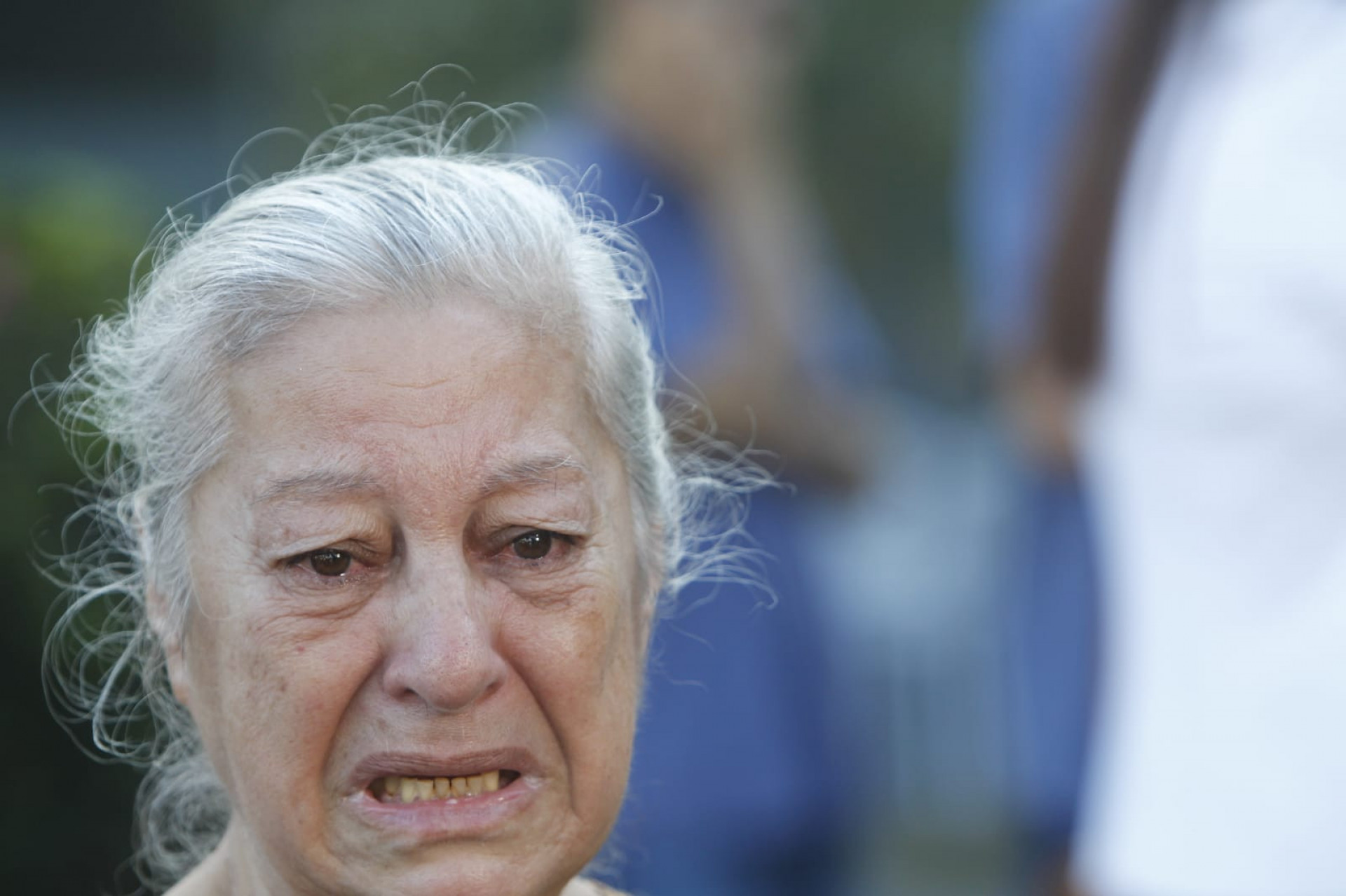 Mãe de Aline Oliveira, 41, Marli Oliveira esteve no enterro da filha, no Cemitério Jardim da Saudade, em Sulacap - Reginaldo Pimenta/ Agência O Dia