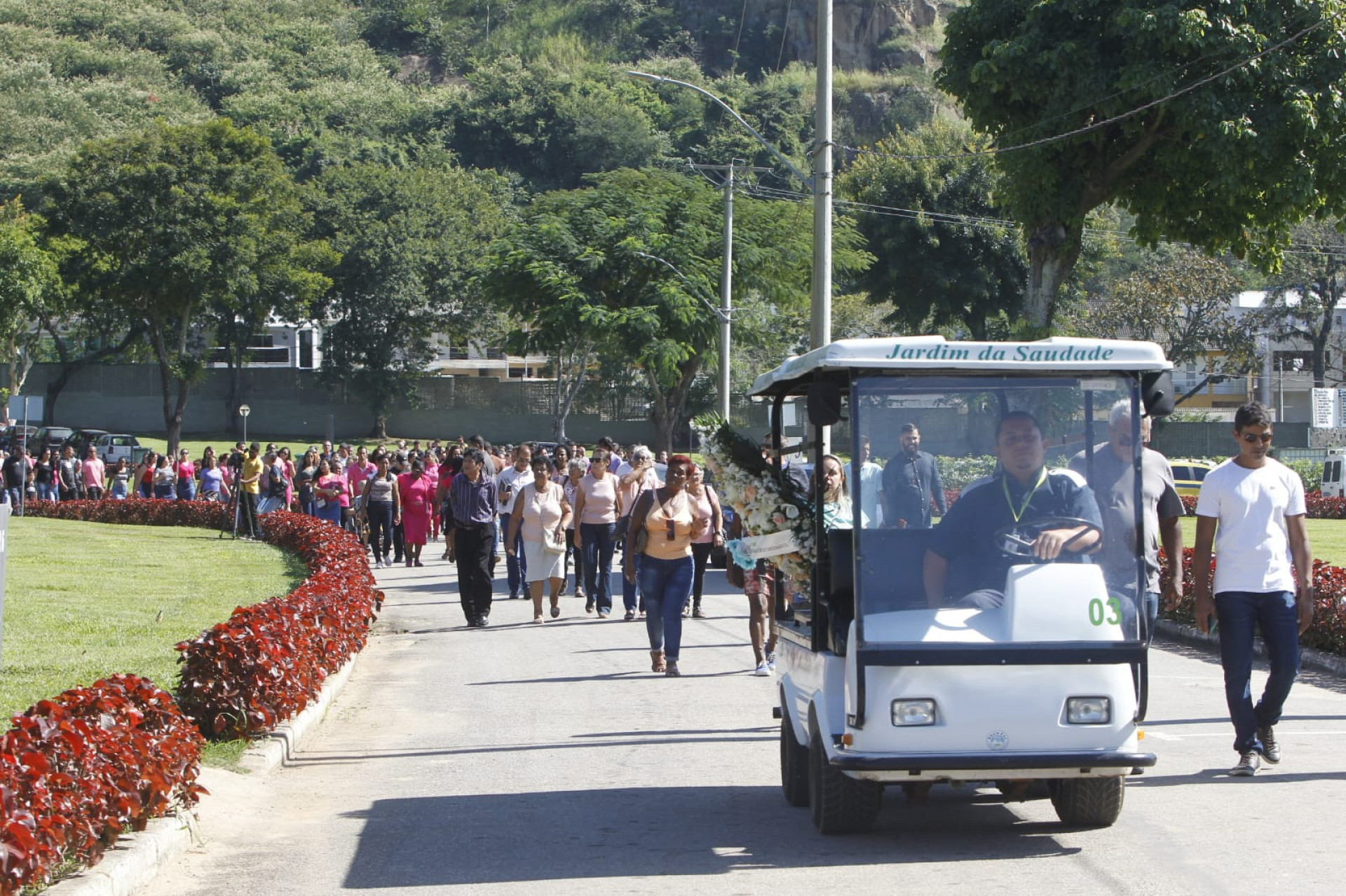 Corpo de Aline da Silva Oliveira, vítima de feminicídio em Bangu, é enterrado no Cemitério Jardim da Saudade, em Sulacap - Reginaldo Pimenta/ Agência O Dia