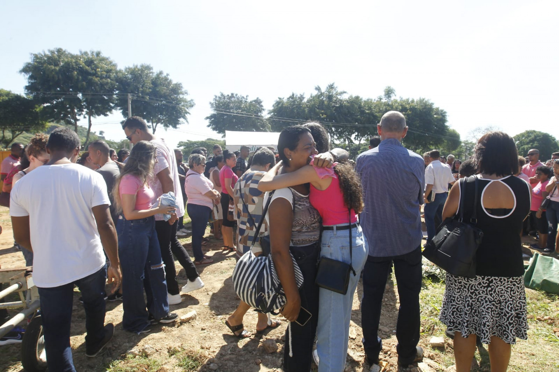 Corpo de Aline da Silva Oliveira, vítima de feminicídio em Bangu, é enterrado no Cemitério Jardim da Saudade, em Sulacap - Reginaldo Pimenta/ Agência O Dia