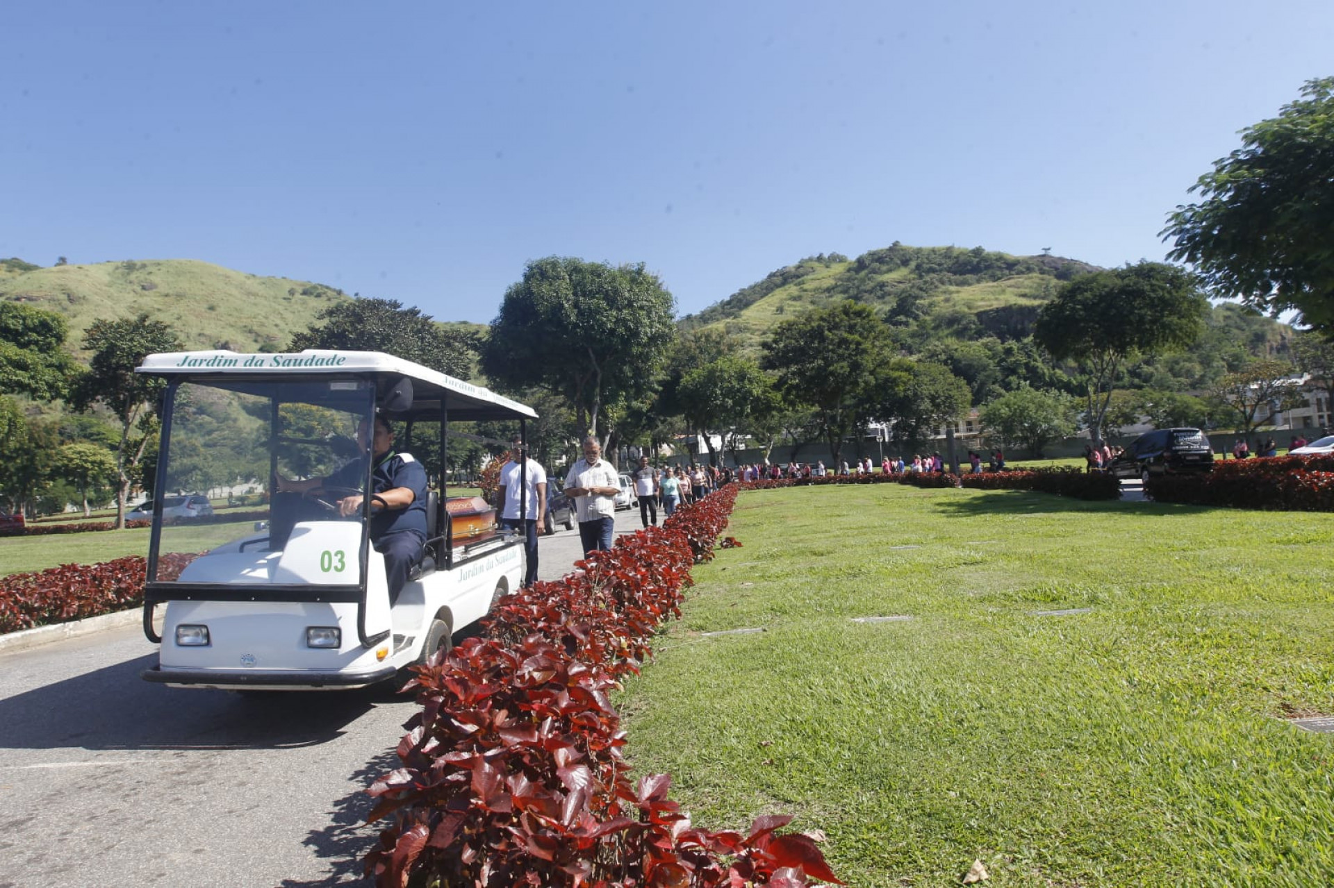 Corpo de Aline da Silva Oliveira, vítima de feminicídio em Bangu, é enterrado no Cemitério Jardim da Saudade, em Sulacap - Reginaldo Pimenta/ Agência O Dia