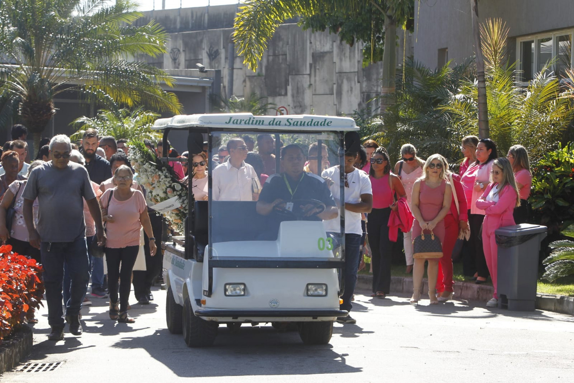 Corpo de Aline da Silva Oliveira, vítima de feminicídio em Bangu, é enterrado no Cemitério Jardim da Saudade, em Sulacap - Reginaldo Pimenta/ Agência O Dia