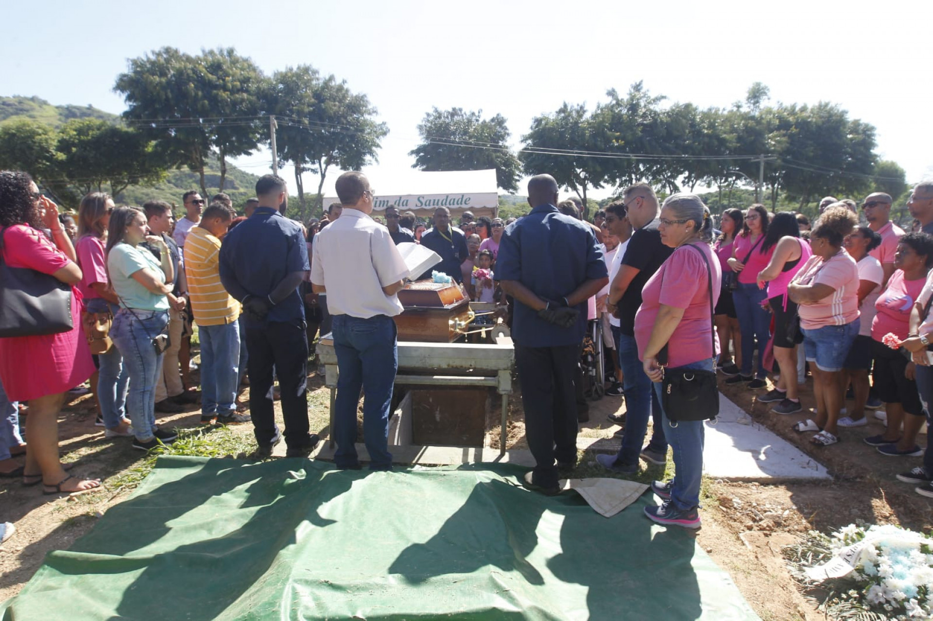 Corpo de Aline da Silva Oliveira, vítima de feminicídio em Bangu, é enterrado no Cemitério Jardim da Saudade, em Sulacap - Reginaldo Pimenta/ Agência O Dia