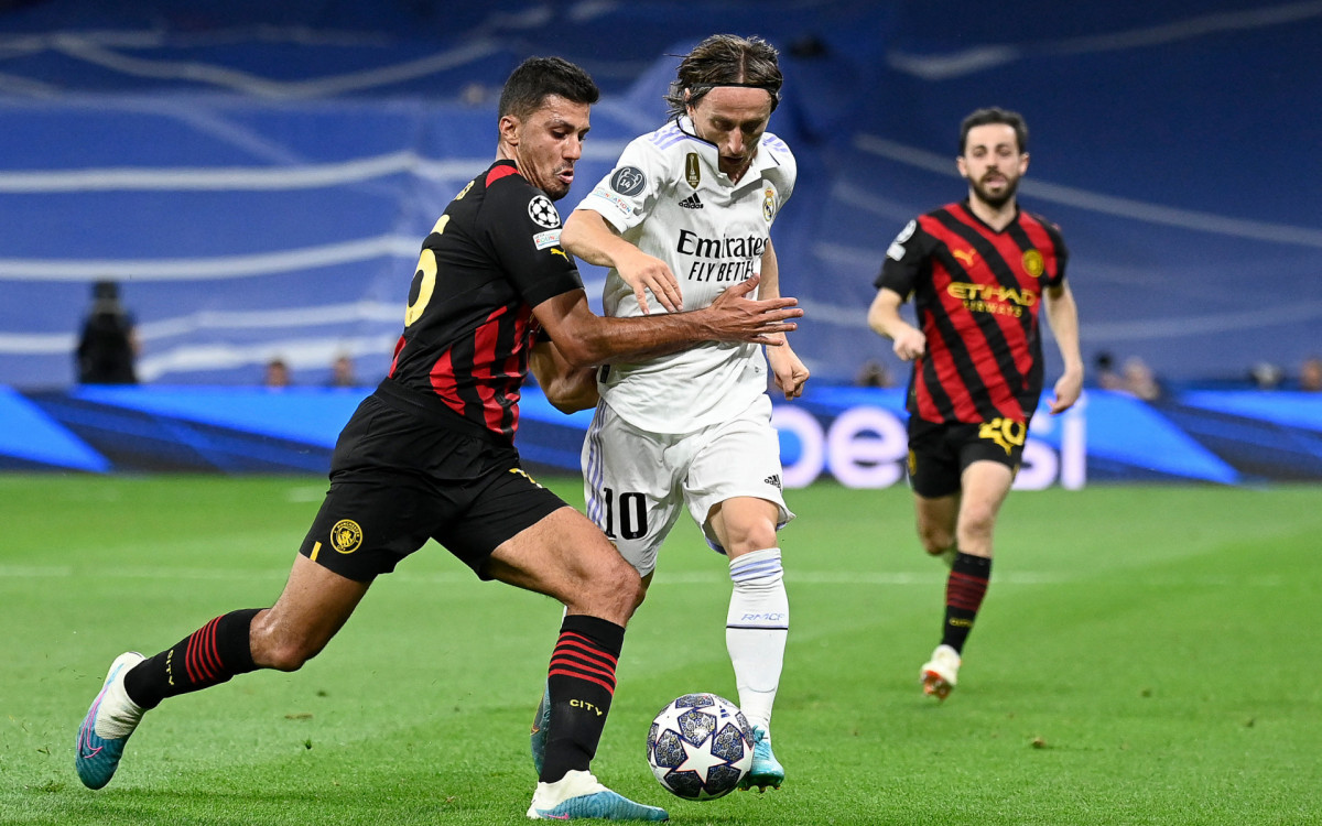 Rodri, &agrave; esquerda, e Modric, &agrave; direita, durante o jogo entre Real Madrid e Manchester City
