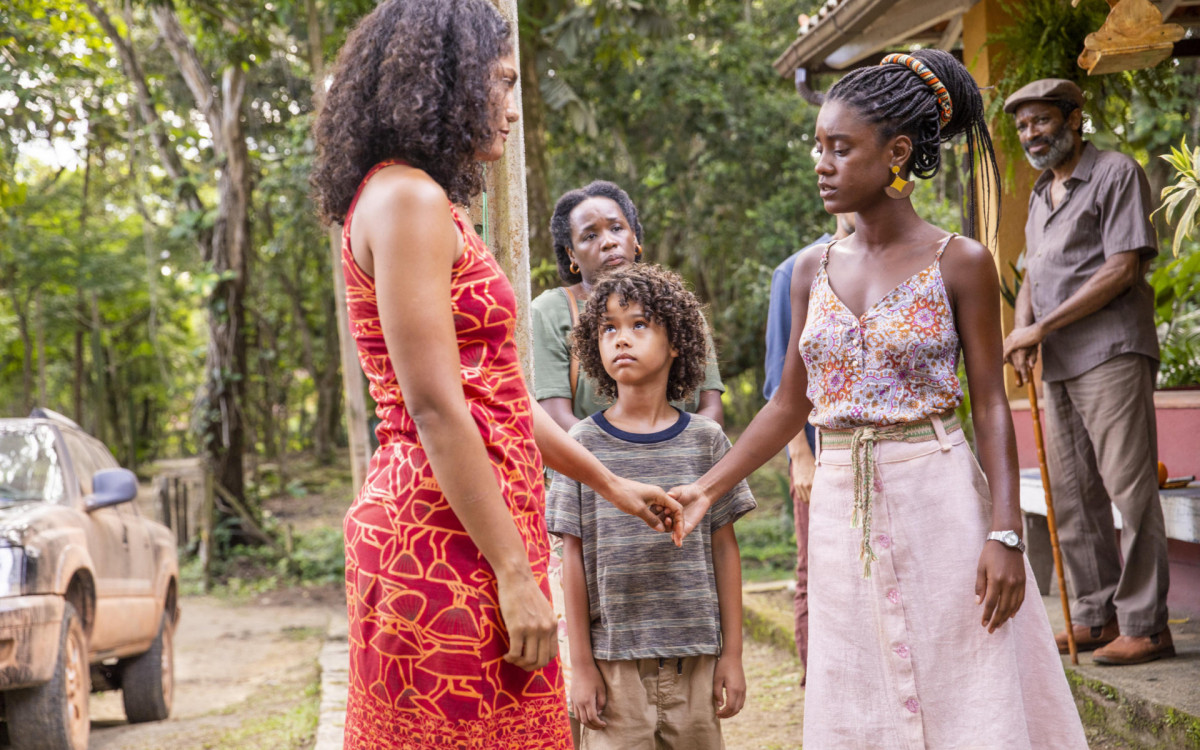 Aline (Barbara Reis) desce do carro de Samuel com Jussara (Tatiana Tiburcio) e Jo&atilde;o (Matheus Assis). Jonatas (Paulo Lessa) desce de seu pr&oacute;prio carro. Gentil (Fl&aacute;vio Bauraqui) e Menah (Camilla Dami&atilde;o) saem de casa. Menah corre para abra&ccedil;ar Aline.