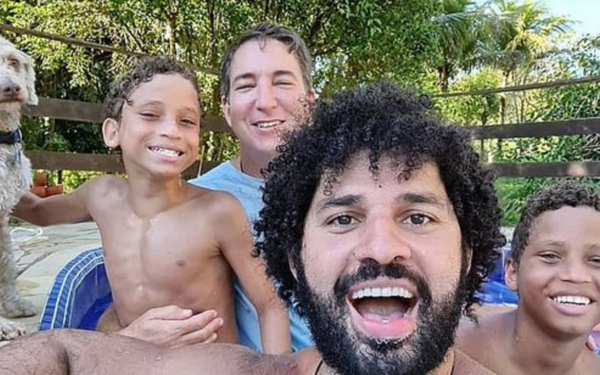 O ex-deputado federal David Miranda  e o jornalista Glenn Greenwald com os filhos João Victor e Jonathas - Reprodução: redes sociais