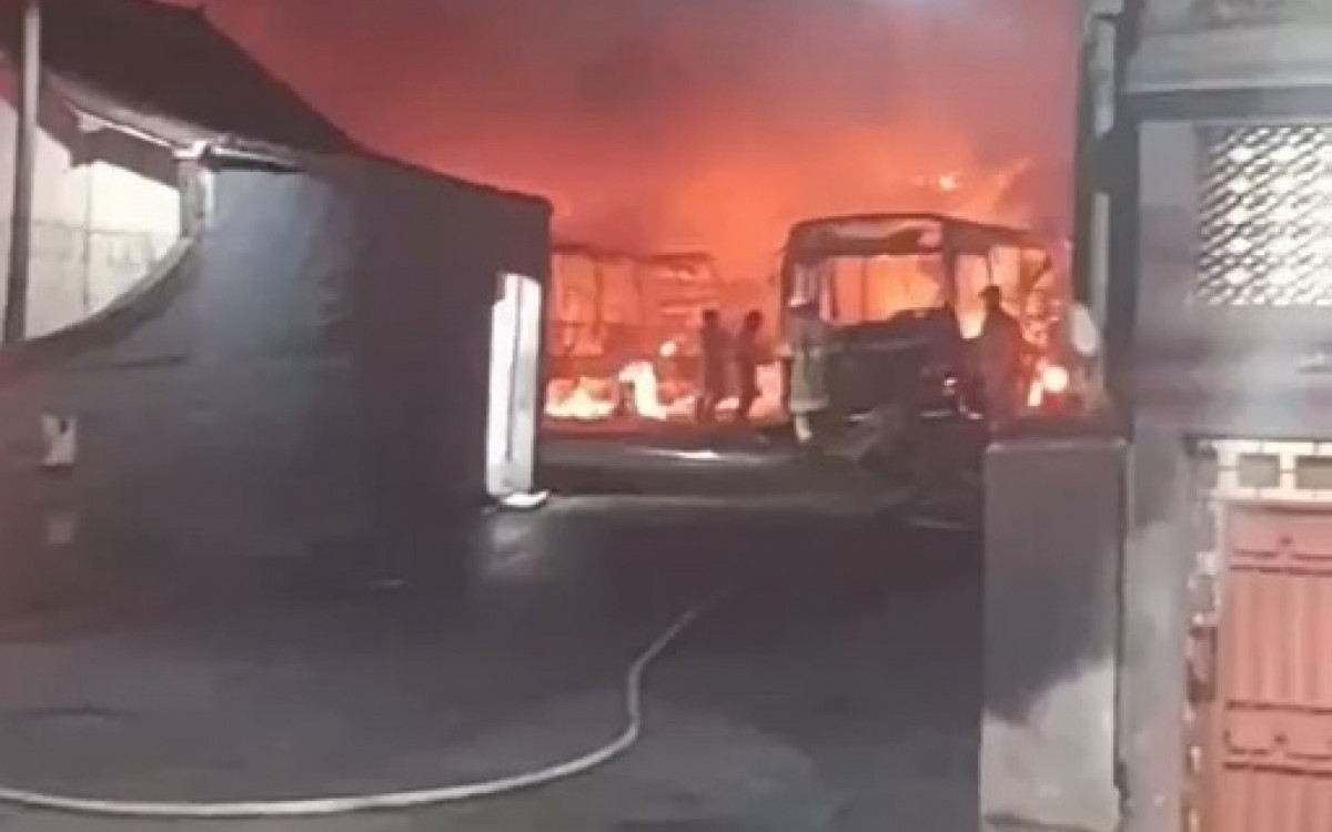 Corpo de Bombeiros foi acionado &agrave; 1h40 e o fogo s&oacute; foi controlado por volta das 5h10