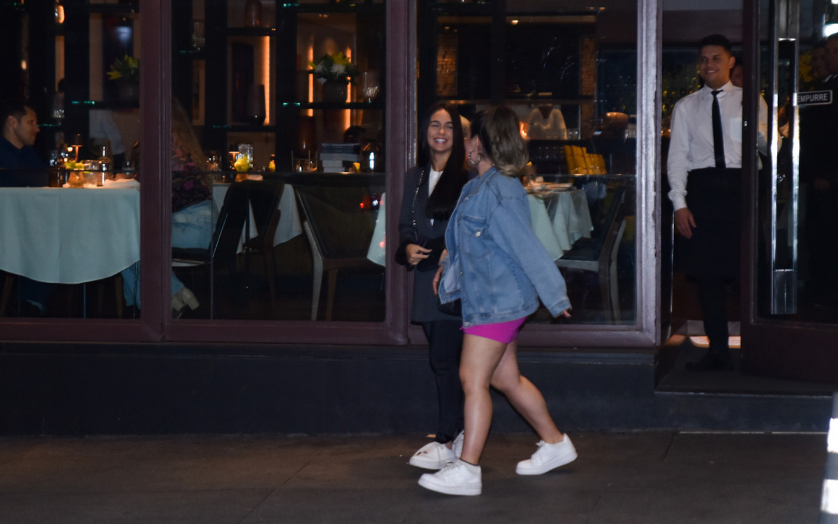 Amanda Meirelles e Larissa Santos jantam juntas em São Paulo