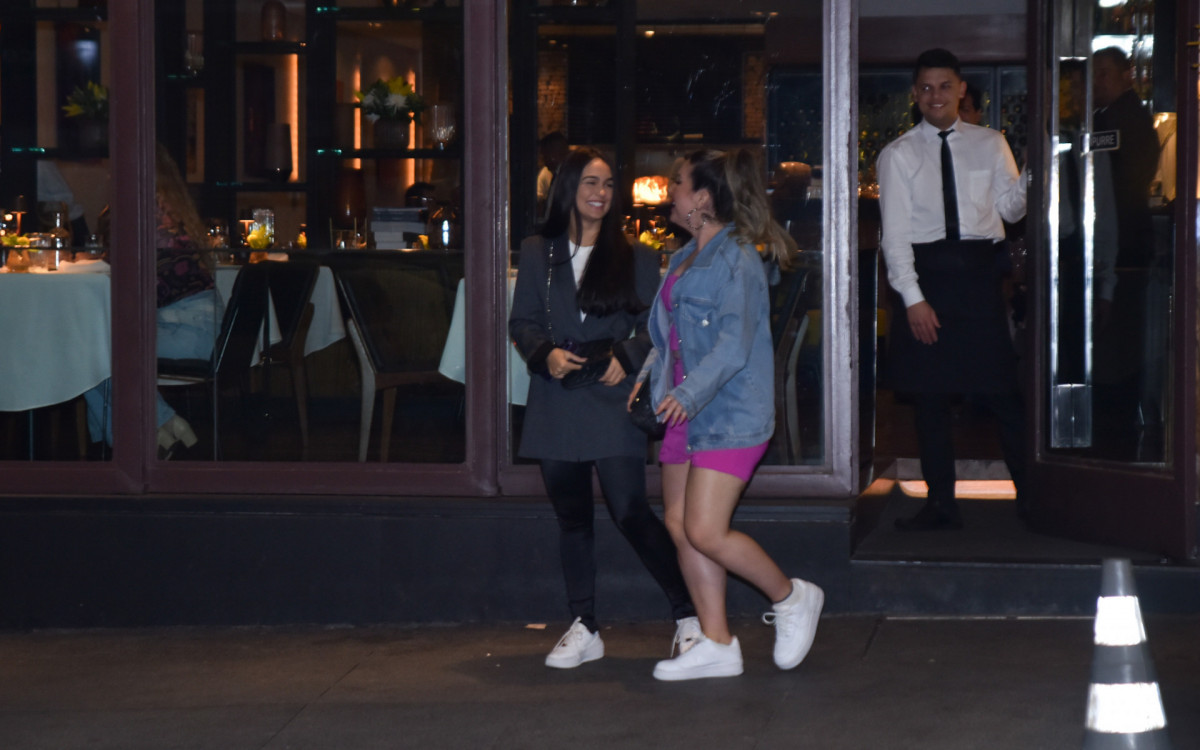 Amanda Meirelles e Larissa Santos jantam juntas em São Paulo