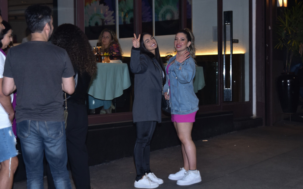 Amanda Meirelles e Larissa Santos jantam juntas em São Paulo