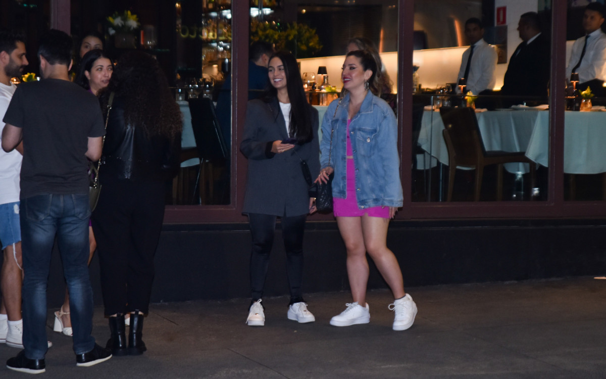 Amanda Meirelles e Larissa Santos jantam juntas em São Paulo