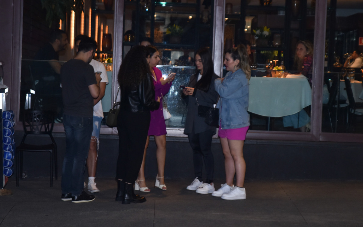Amanda Meirelles e Larissa Santos jantam juntas em São Paulo