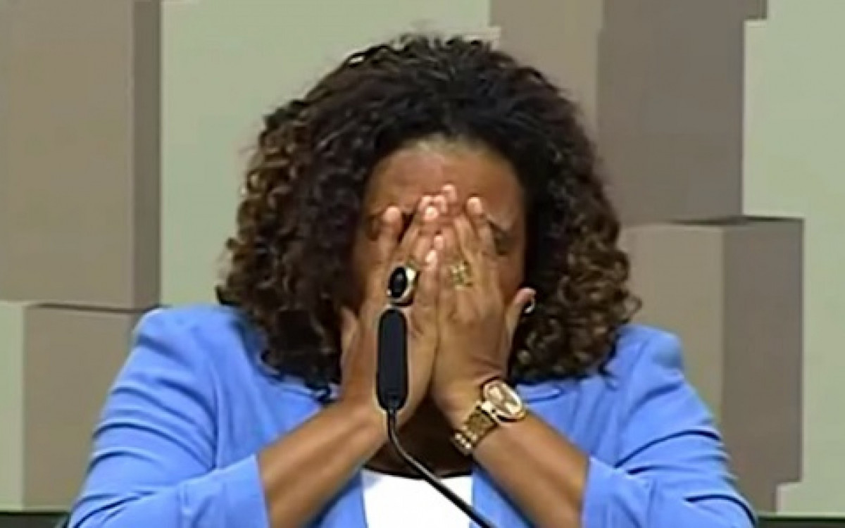 Ministra chora ao receber not&iacute;cia