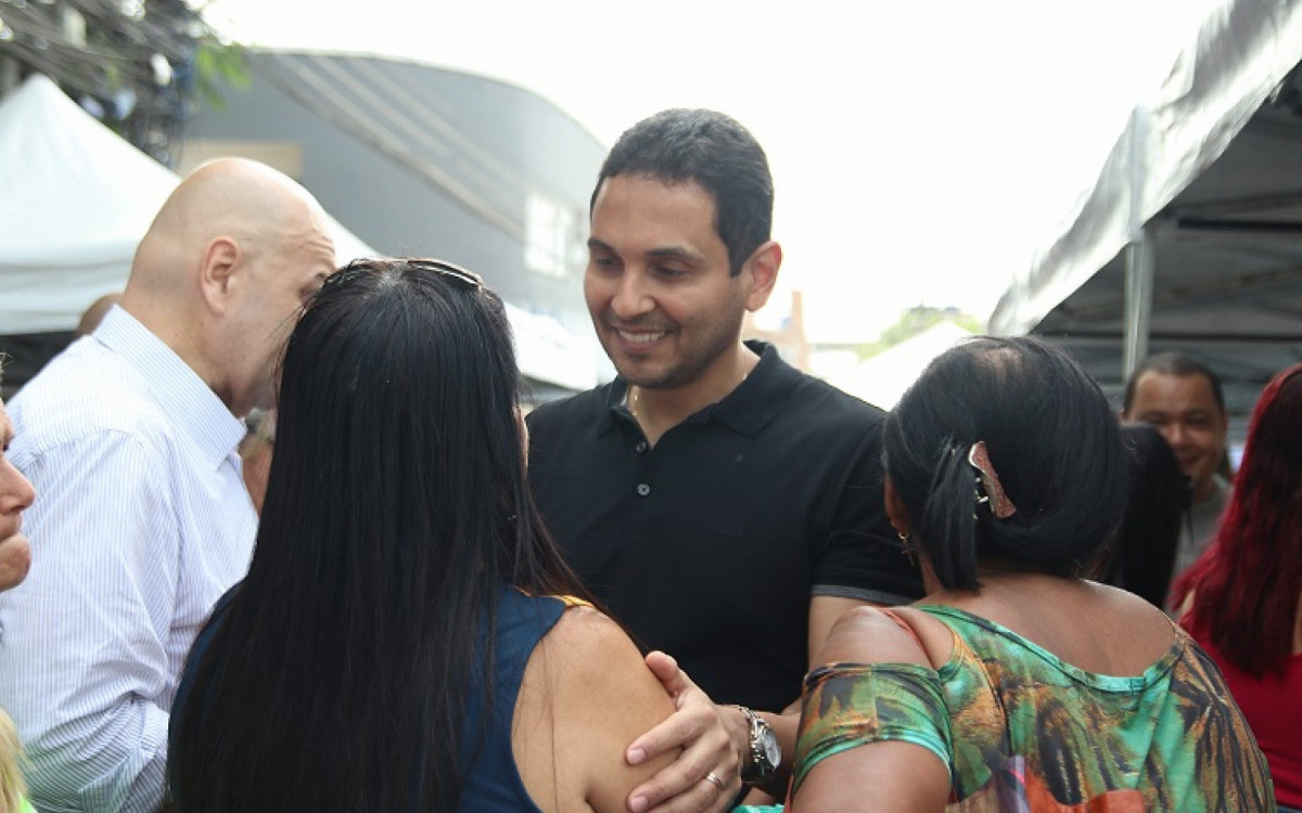 O prefeito Abra&atilde;ozinho prestigiou a a&ccedil;&atilde;o social na Pra&ccedil;a da Armada