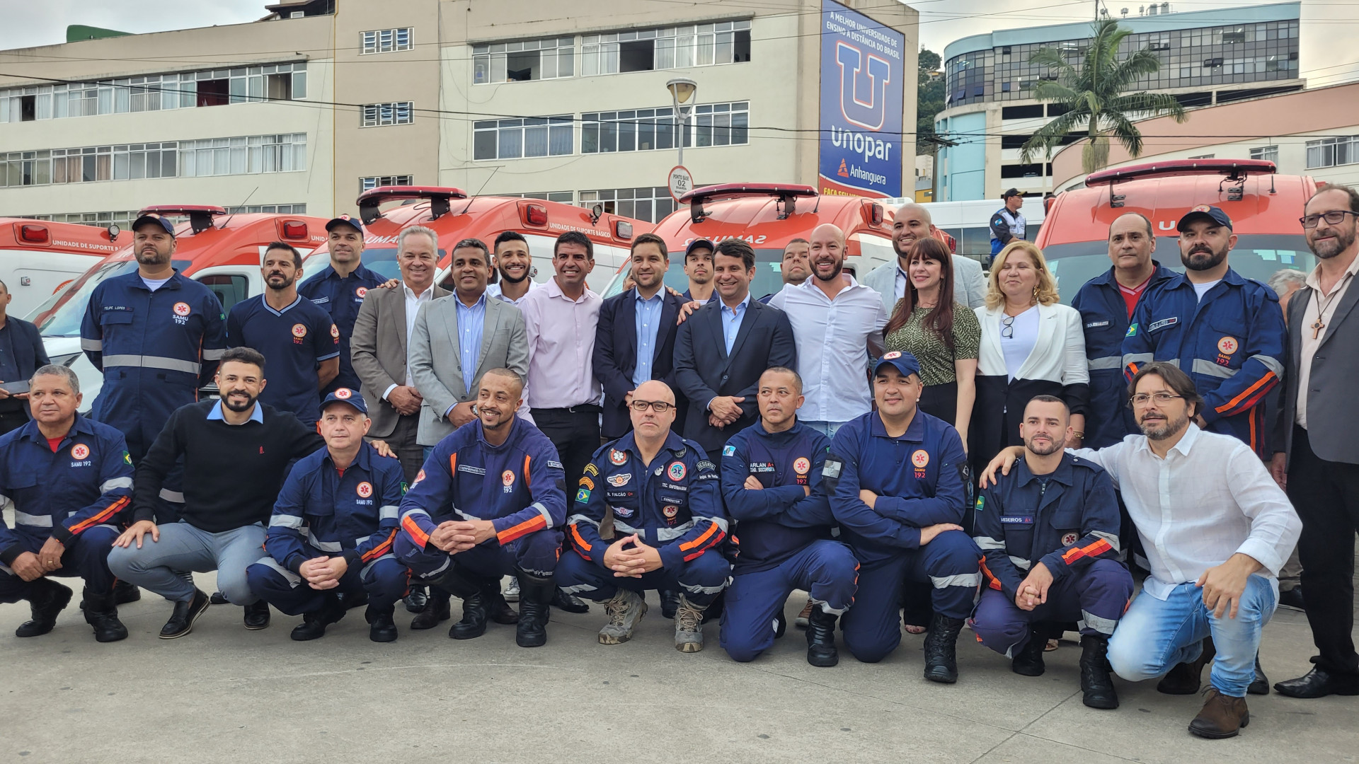 Equipe do SAMU Teresópolis e autoridades durante entrega das ambulâncias do Programa SAMU 100% RJ para os municípios da Região Serrana - Jannaina Costa