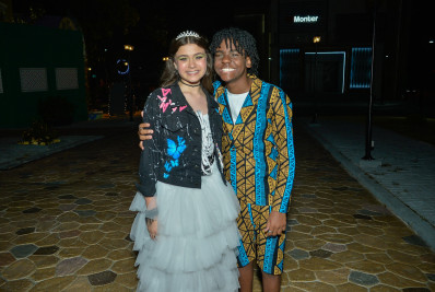 Elenco de nova novela do SBT se reúne para assistir ao primeiro capítulo da trama