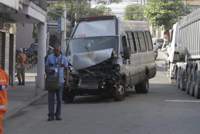 Colisão entre ônibus e van deixa seis feridos na Zona Norte