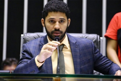 Paes sanciona lei de David Miranda que multa espaços hostis a crianças