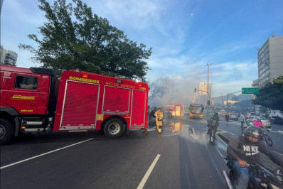 Carro pega fogo no Humaitá, na altura da Fonte da Saudade